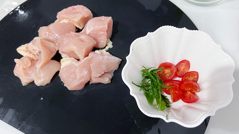 鶏肉と野菜を切る