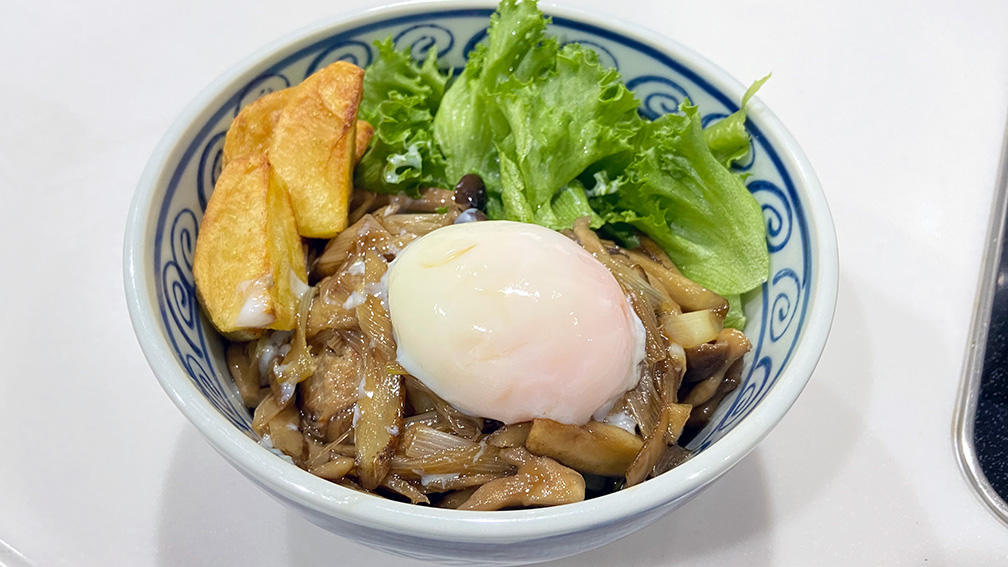 野菜ですき焼き風！温玉バーグボウル