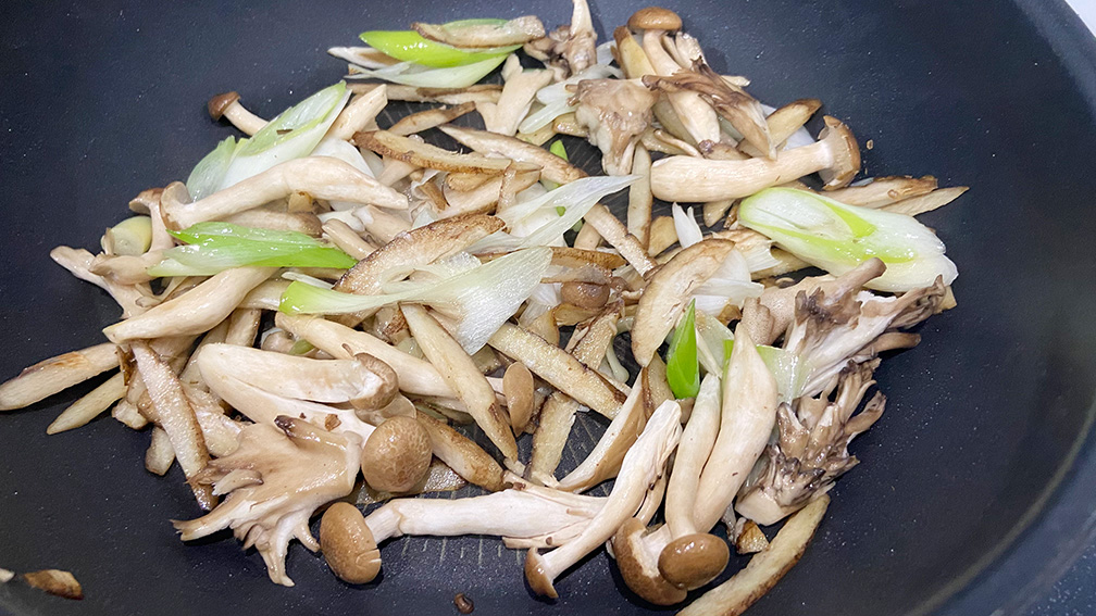 野菜を炒めてすき焼きだれを作る