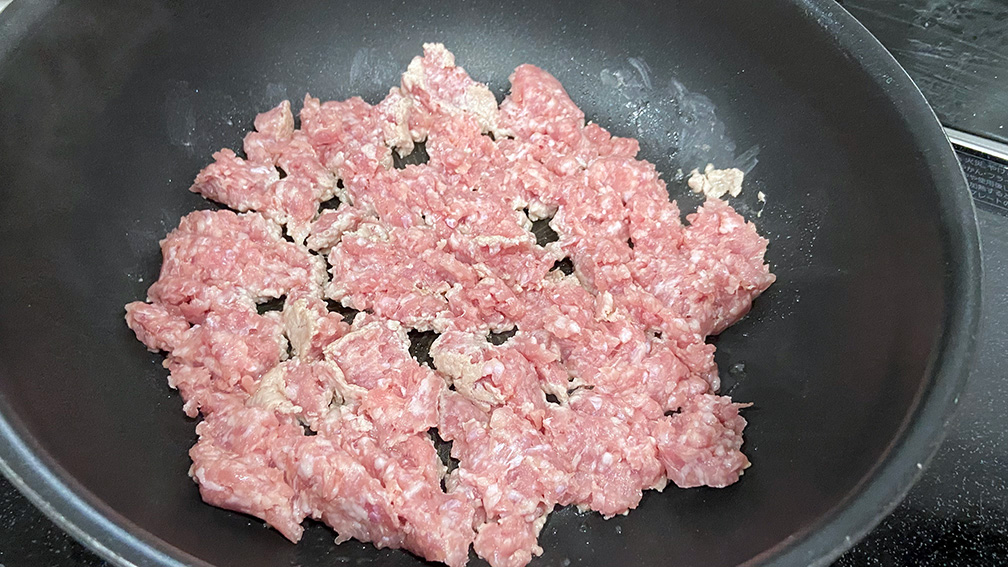 フライパンにひき肉を投入