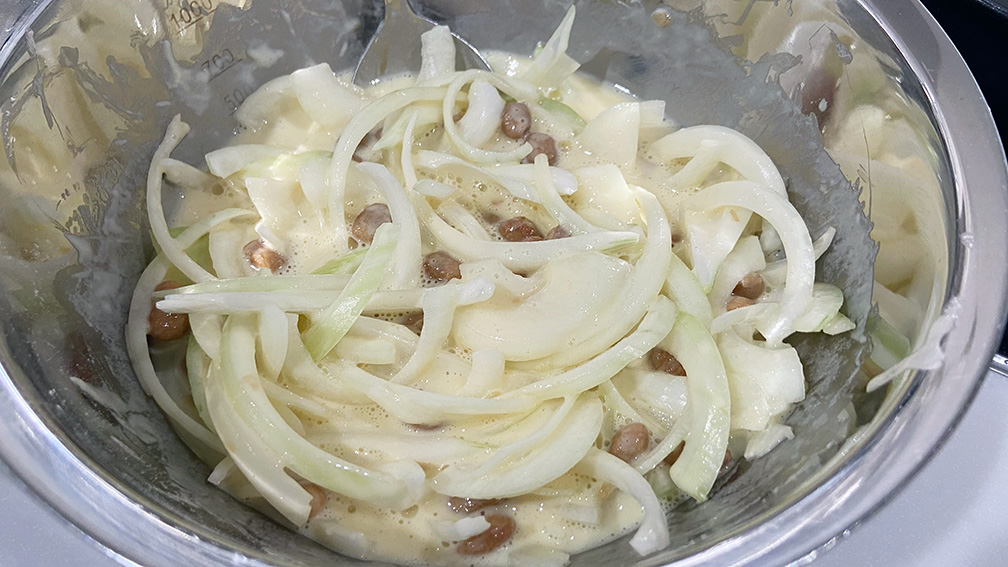 生地に納豆と玉ねぎを入れる