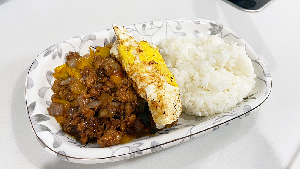 ガパオライスに目玉焼きをトッピング