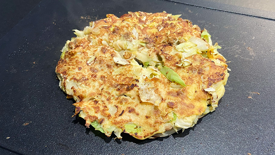 マジックグリルで焼き目をつけたお好み焼き