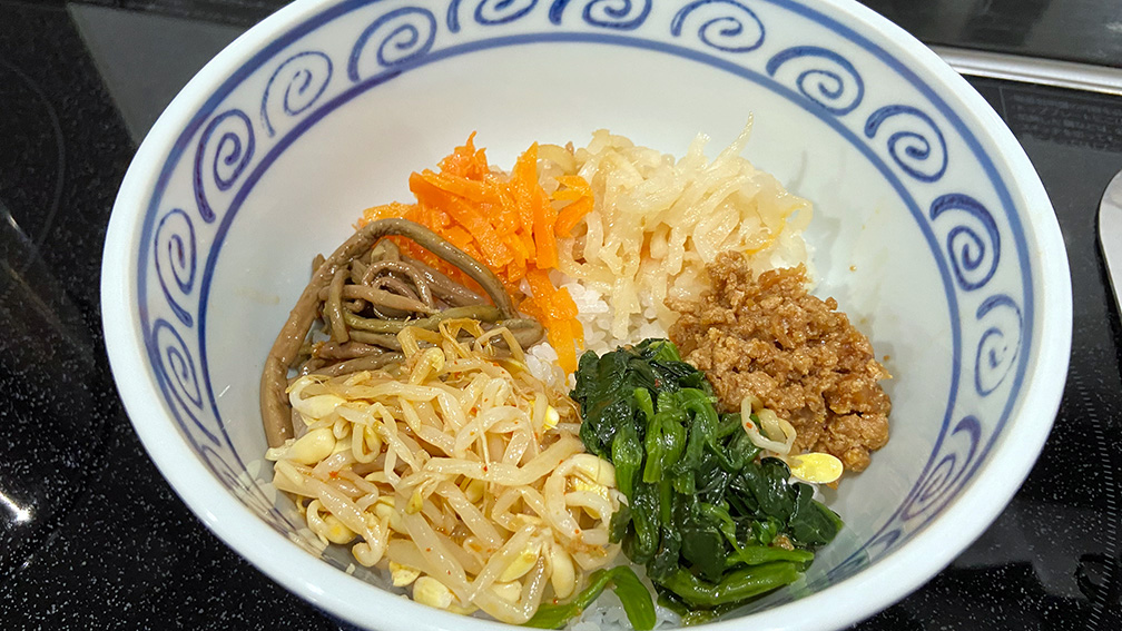 コープデリ ビビンバ丼 ナムルを盛る