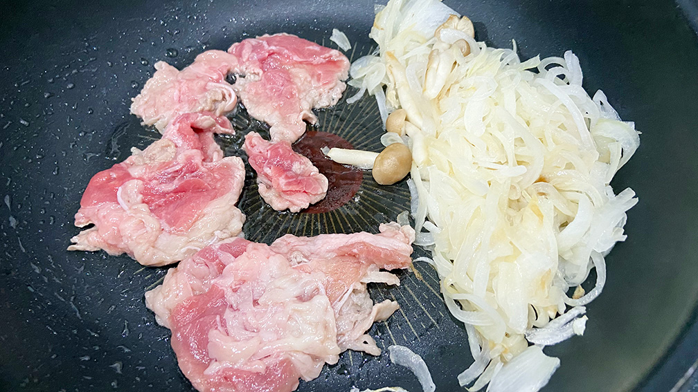 牛肉を炒める