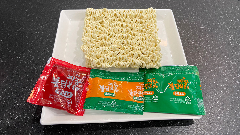 ジャジャンブルダック炒め麺 内容物