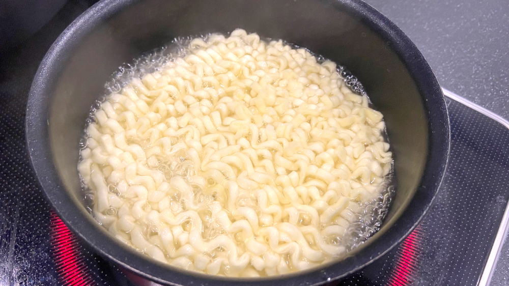 カルボブルダック 麺を茹でる