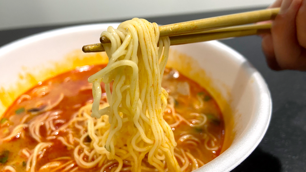 エガちゃんねる ファミリーマートコラボ 激辛豚骨ラーメン 麺