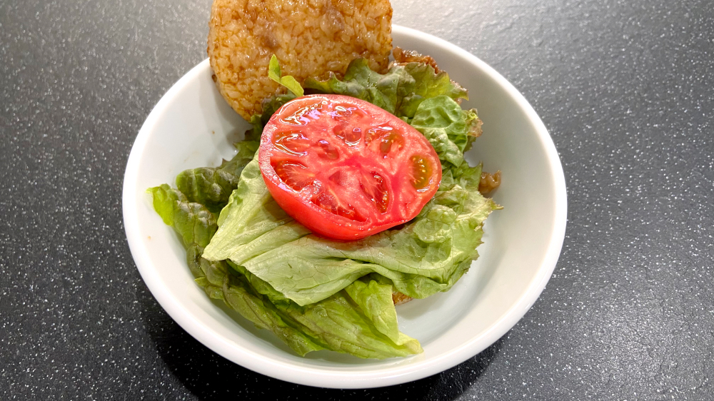 パルシステム　焼きおにぎりバーガー　野菜をトッピング
