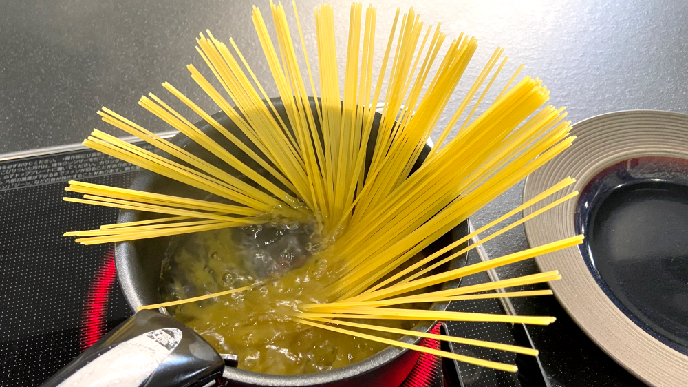 パルシステムのパスタを茹でる