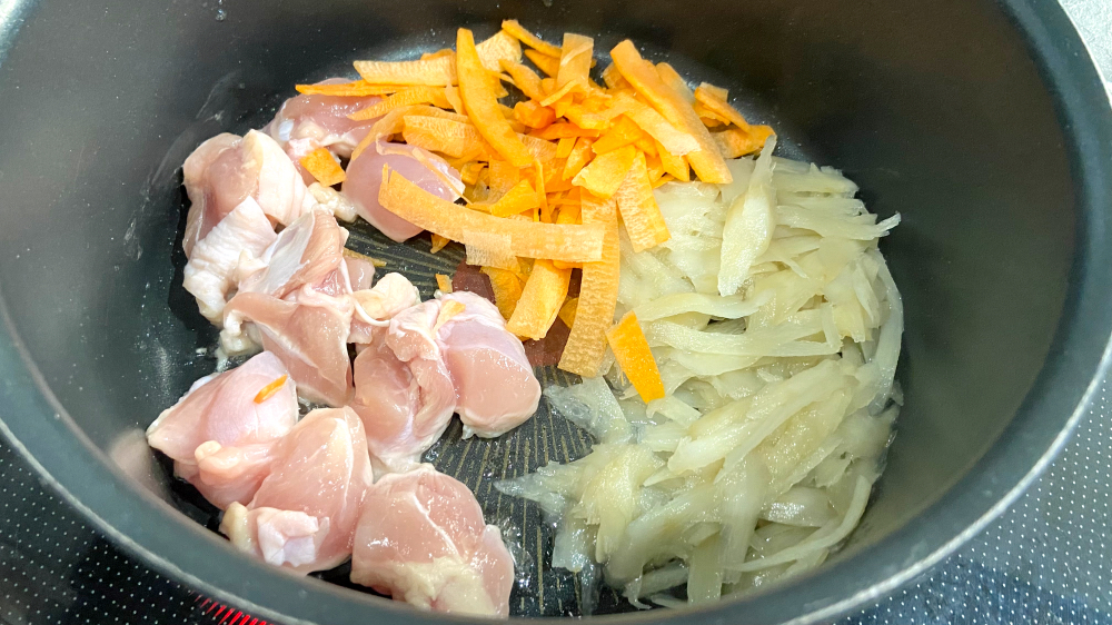 鶏肉・ごぼう・にんじんを炒める