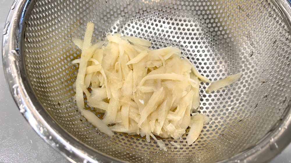 ごぼうの水気を切る