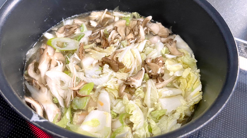 食材を入れて煮込む