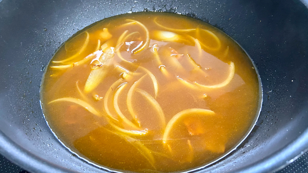 だし汁を入れて煮込む