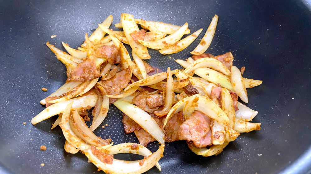 カレー粉を加えて炒める