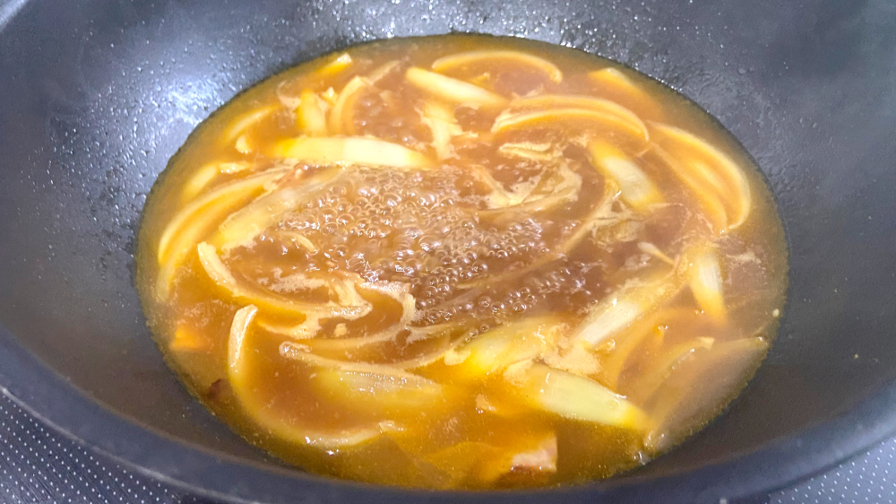 だし汁を入れて煮込む