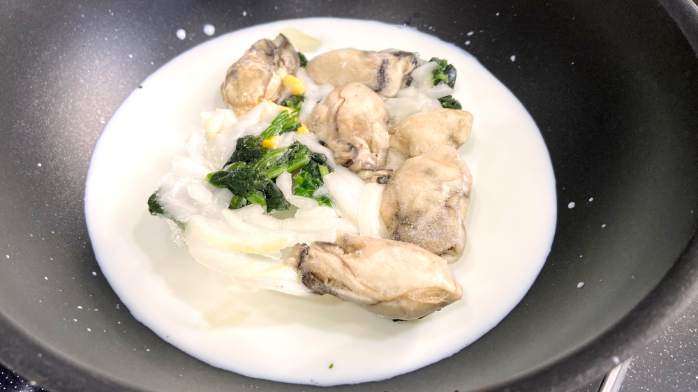 食材をフライパンに入れて火にかける