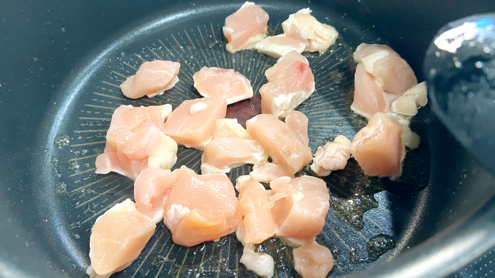 鶏肉を炒める