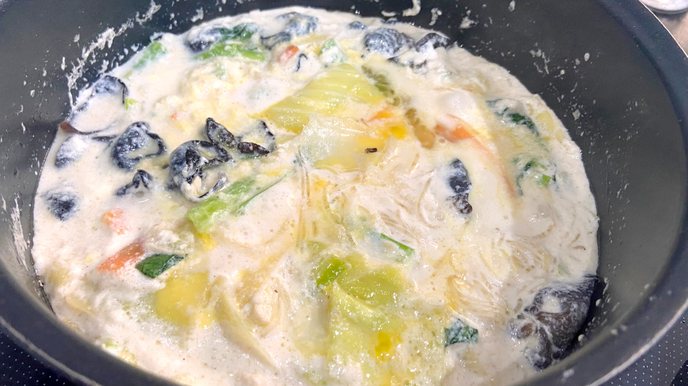 野菜を加えて煮込む