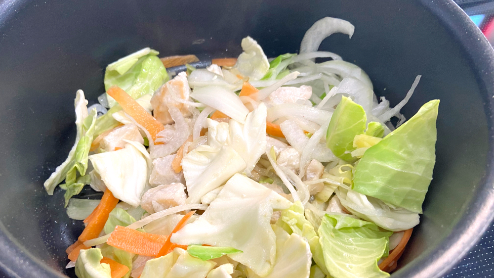 野菜を炒める