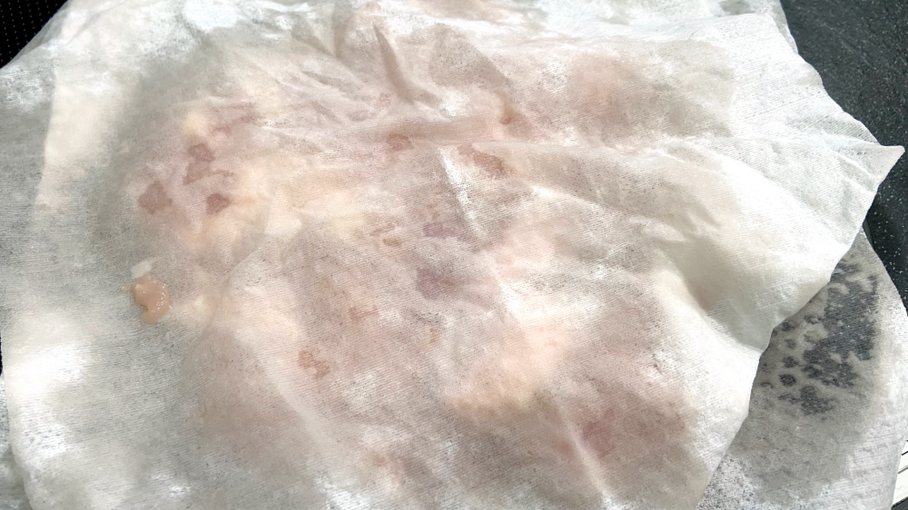 鶏肉の水分を拭き取る