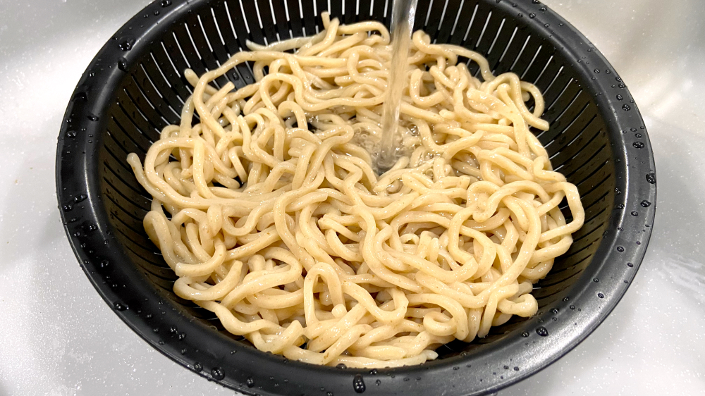 金のつけ麺　流水で締める
