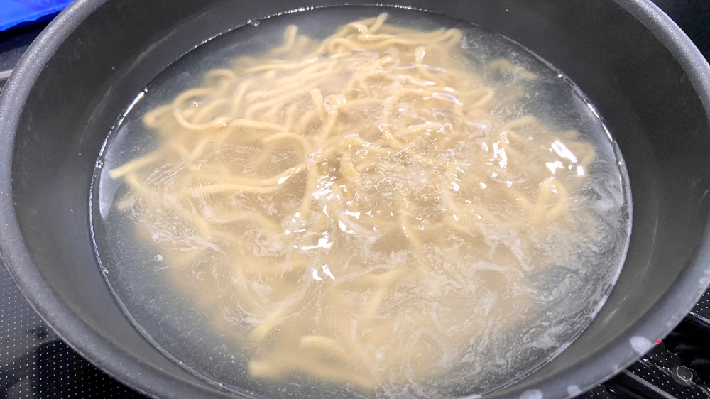 金のつけ麺　麺を茹でる